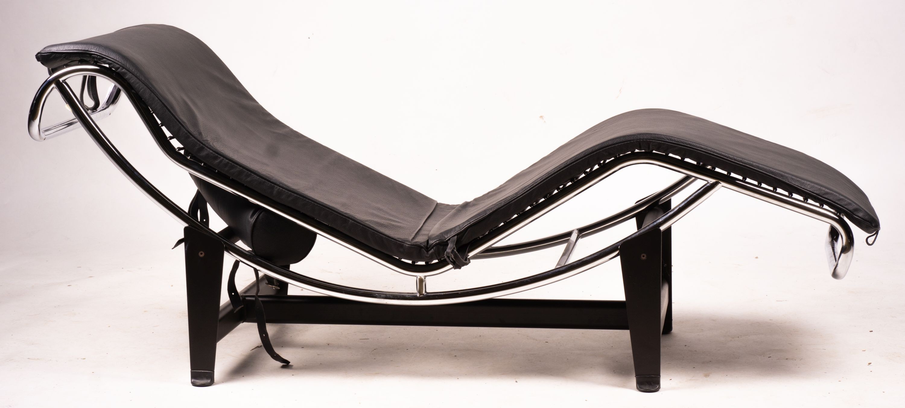 A Corbusier style black leather chaise longue, length 158cm, depth 54cm, height 73cm